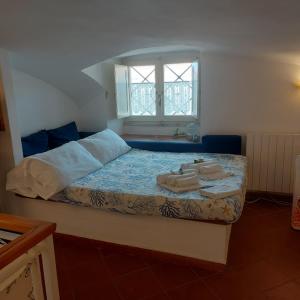 Un dormitorio con una cama con dos toallas encima. en In Vacanza a Gaeta - MariNella, en Gaeta 25 fotos más