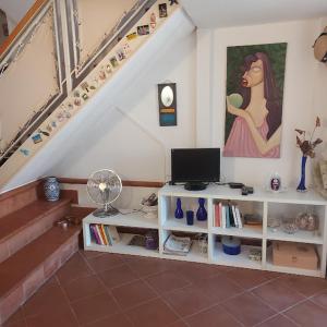 Habitación con escalera y ordenador en un estante en In Vacanza a Gaeta - MariNella, en Gaeta