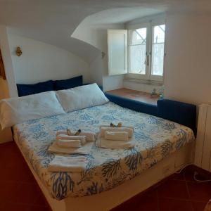Un dormitorio con una cama con dos toallas encima. en In Vacanza a Gaeta - MariNella, en Gaeta