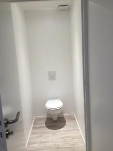 W tym białym pokoju znajduje się łazienka z toaletą. w obiekcie Chambre proche circuit 24h w mieście Le Mans +5 zdjęć