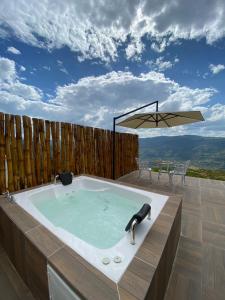 een jacuzzi op het dek bij Glamping Monteverde San gil in San Gil