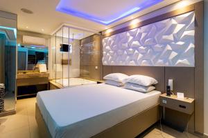 サンパウロにあるMotel Veleiros - Zona Norteのベッドルーム(大型ベッド1台付)、バスルームが備わります。