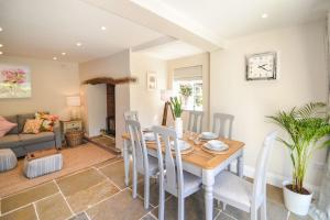 comedor y sala de estar con mesa y sillas en The Engine House, 36 Coalford en Ironbridge