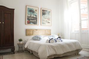 1 dormitorio con 1 cama con 2 almohadas en Sa Prazza GuestHouse, en Cagliari