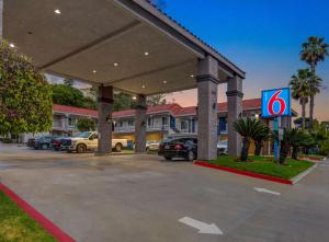 een parkeerplaats voor een hotel bij Motel 6-La Mesa, CA in San Diego