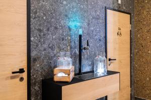 baño con espejo y algunas botellas sobre una mesa en fire & ice LIVING, en Ischgl 94 fotos más