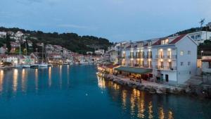 eine Stadt mit Hafen mit Booten im Wasser in der Unterkunft Apartments Royal 2 in Stomorska