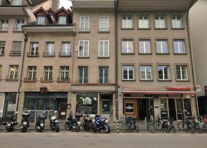 un gruppo di motocicli parcheggiato di fronte a un edificio di Central-city Penthouse a Berna
