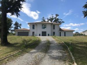 Gallery image of Villa Cenac d architecte vue vignoble proche Bordeaux in Cénac