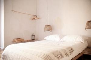 a bedroom with a large bed with white sheets at CASA SCANDIC FAMILY GUEST HOUSE rooms&apartments in Matosinhos