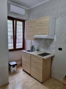 una cocina con fregadero y refrigerador en RED ROSE, en Roma 15 fotos más