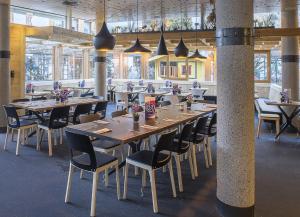 Un gran comedor con mesas y sillas. en fire & ice LIVING, en Ischgl