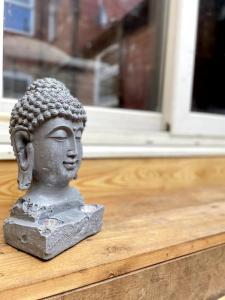 a statue of a head sitting on top of a table at Central area terraced house with private hot tub in Lincoln