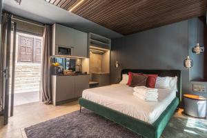 a bedroom with a bed in a room at LUXURY EVOLUTION ROOMS in Alicante