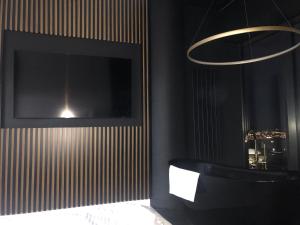 baño negro con bañera negra y TV en Wanna na 20 piętrze, City View, Hanza Tower, en Szczecin