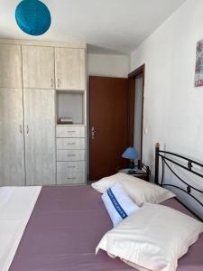 Postel nebo postele na pokoji v ubytování Kleio's Apartment