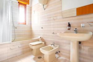 Un baño blanco con lavabo e inodoro. en "Le Camere di Beppe", Ampio e Luminoso Appartamento a Lecce, en Lecce