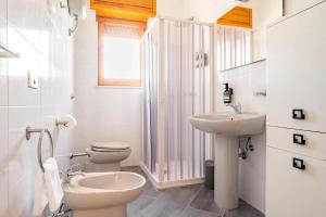 Un baño blanco con inodoro y lavabo. en "Le Camere di Beppe", Ampio e Luminoso Appartamento a Lecce, en Lecce