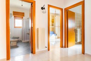 una habitación con un baño con inodoro y espejo en "Le Camere di Beppe", Ampio e Luminoso Appartamento a Lecce, en Lecce