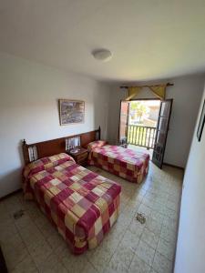 Habitación de hotel con 2 camas y ventana en Estupenda Casona Rural Montañesa, en Trasvia