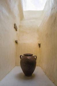 a vase sitting in the corner of a room at Παραδοσιακό κυκλαδίτικο στούντιο in Ios Chora