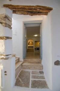 a hallway of a house with a hallway leading into a room at Παραδοσιακό κυκλαδίτικο στούντιο in Ios Chora