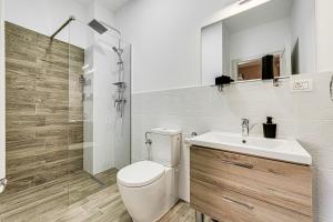 a bathroom with a toilet and a sink and a shower at ARI Central Grand Apartment in Arad