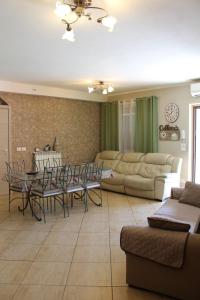 sala de estar con sofá, mesa y sillas en Casa Riva, en Terni