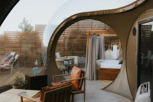 Noctis Hotel في سُريا: غرفة مع خيمة وغرفة نوم