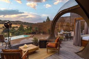 Cette chambre offre une vue sur une terrasse avec une piscine. dans l'établissement Noctis Hotel, à Soria
