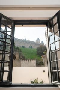 z otwartego okna z widokiem na zamek w obiekcie La Maison de Jean by Maison Bacou w Carcassonne