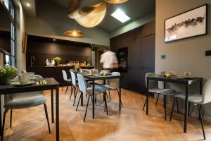 restauracja ze stołami i krzesłami oraz mężczyzna w tle w obiekcie La Maison de Jean by Maison Bacou w Carcassonne +37 zdjęć