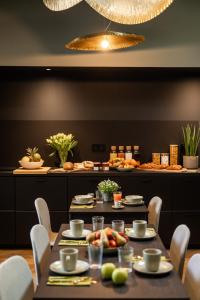 - une salle à manger avec une table et des fruits dans l'établissement La Maison de Jean by Maison Bacou, à Carcassonne