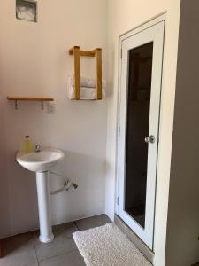 een badkamer met een wastafel en een spiegel bij El Chirris Tzanjay in San Juan La Laguna