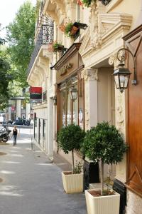 un bâtiment avec deux potiers dans une rue dans l'établissement Hotel Meslay Republique, à Paris