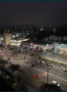un estacionamiento con coches en una ciudad por la noche en Апартаменти в центрі ЖК Над Бугом, en Khmelʼnytsʼkyy