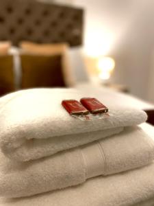 two chocolates sitting on top of towels on a bed at Angel view - 4 bed property- perfect for contractors & families in Milton Keynes