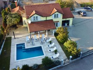 una vista aérea de una casa con piscina en Relax House Nizic, en Dražice