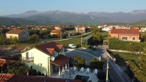 z powietrza widok na małe miasteczko z górami w obiekcie Relax House Nizic w mieście Dražice