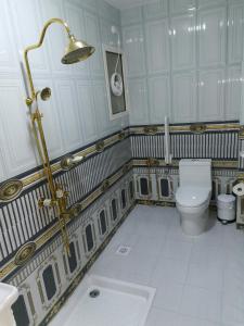 ソハールにあるMarina Hのバスルーム(トイレ、洗面台付)