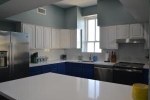 een keuken met blauwe kasten en een wit aanrecht bij The Lofts at GFC in Galveston