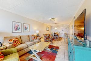 sala de estar con sofá y mesa en Island Echos 5F, en Fort Walton Beach