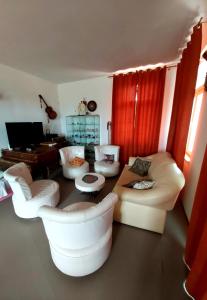 ein Wohnzimmer mit 2 Sofas und einem Tisch in der Unterkunft Apartman Brina in Kanfanar