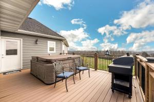 een terras met een hot tub en een grill bij Stunning Lakeview Retreat residence in Branson West