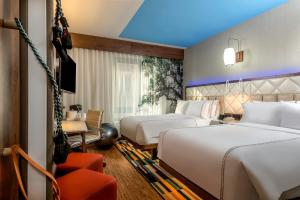 um quarto de hotel com duas camas e uma televisão em EVEN Hotel New York - Midtown East, an IHG Hotel em Nova Iorque