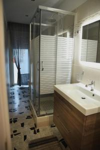 e bagno con doccia, lavandino e vasca. di BELVEDERE Appartamento per vacanze a Castel di Iudica