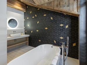 łazienka z wanną i umywalką w obiekcie Chalet de charme à Courchevel, 4 chambres, sauna, cheminée, proche commerces et pistes - FR-1-562-59 w Courchevel +7 zdjęć