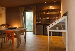 une cuisine avec une table et une salle à manger dans l'établissement CASA468, à San Giuliano Terme