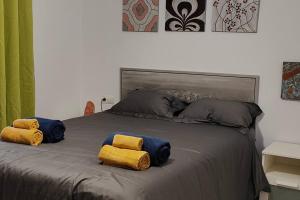 a bed with two pillows on top of it at Acogedor Apartamento Residencial in Costa Teguise