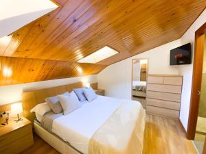 Ένα ή περισσότερα κρεβάτια σε δωμάτιο στο Elegante Ático Encamp - FREE Parking Wifi SmartTv - Con altillo y 2 baños completos! l by BonesVacances